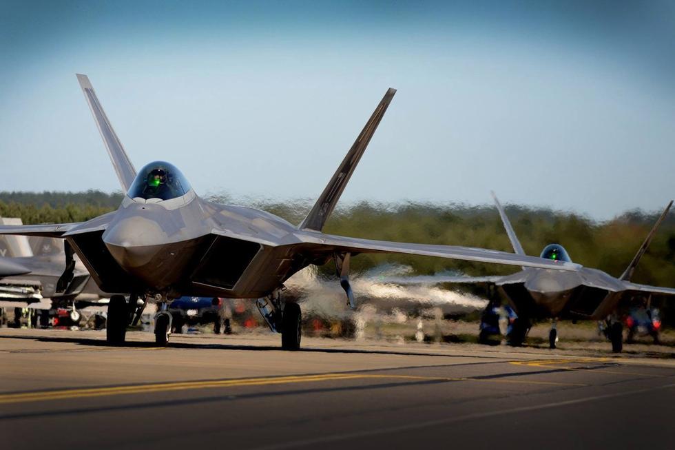 Ca?as F-22A chegam ao Reino Unido