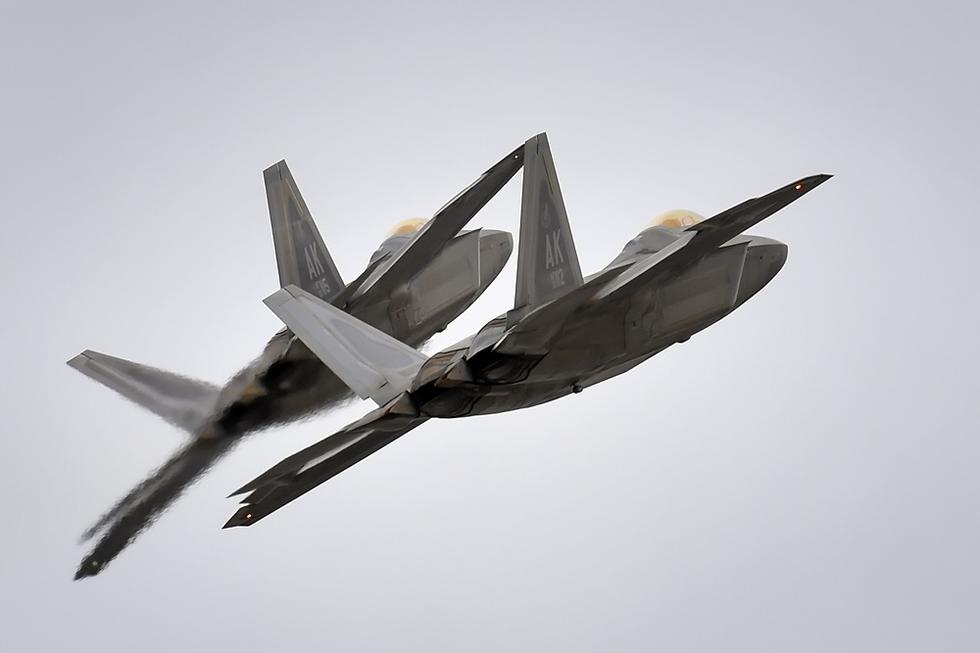 Ca?as F-22A chegam ao Reino Unido