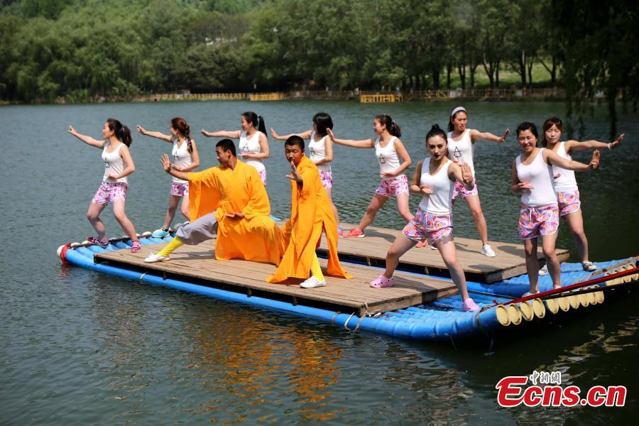 Monges de Shaolin ensinam técnicas de defesa pessoal a equipas de resgate