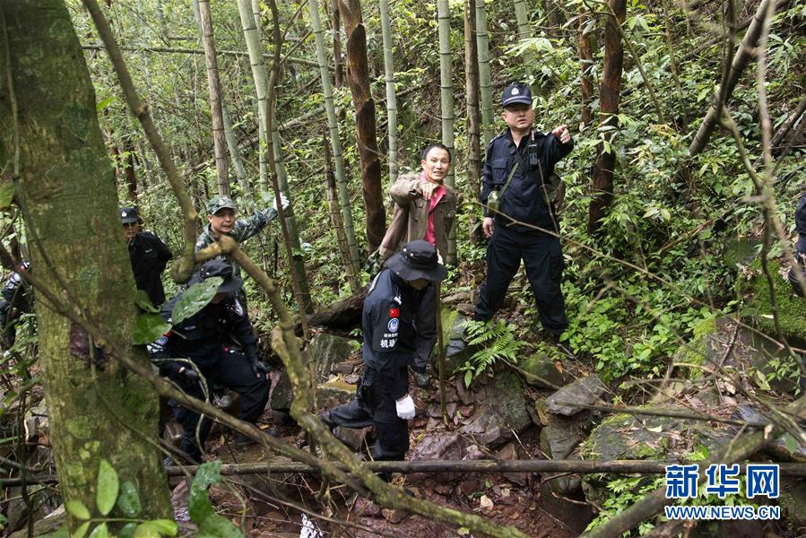 Dois pilotos morrem em queda de helicóptero no sul da China