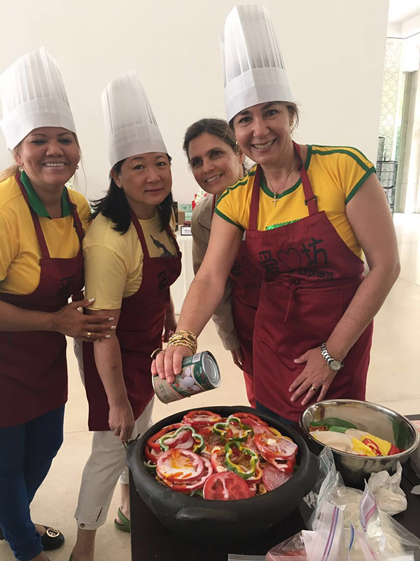 Brasileiras em Beijing viram MarterChef para ajudar bebê órf?o