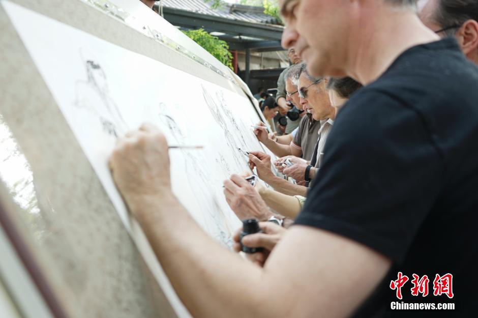 Cartunistas estrangeiros pintam Beijing