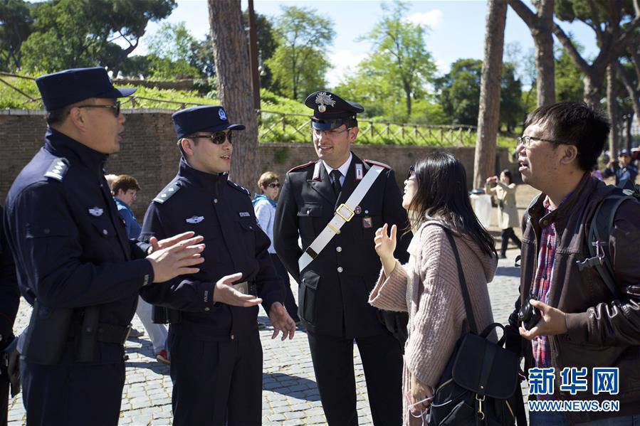 Policiais chineses fazem patrulha em Roma e Mil?o