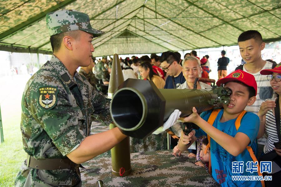 Divis?o militar em Macau do ELP realiza atividade durante o Dia do Trabalhador