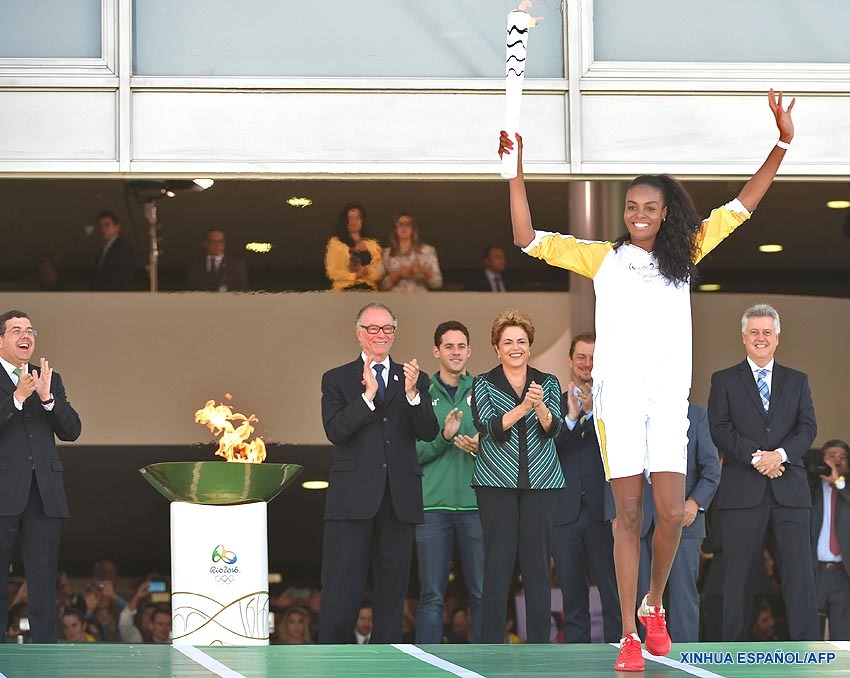 Rio 2016: Tocha olímpica do Rio 2016 come?a giro de 95 dias pelo Brasil