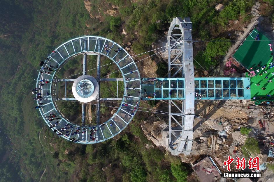 Maior mirante de vidro do mundo é inaugurado em Beijing