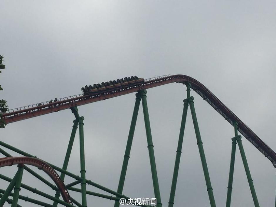 Montanha russa mais alta da China deixa 28 turistas suspensos no ar a 50 metros de altura