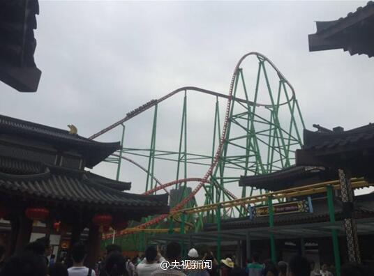 Montanha russa mais alta da China deixa 28 turistas suspensos no ar a 50 metros de altura