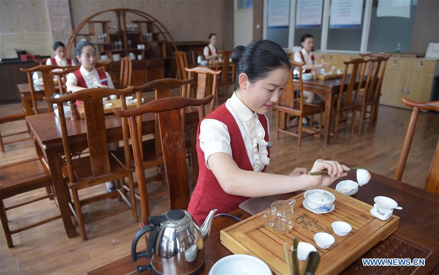 Estudantes universitárias do segundo ano praticam para se tornarem aeromo?as profissionais