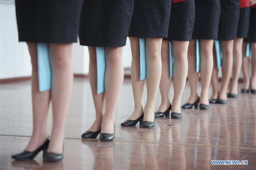 Estudantes universitárias do segundo ano praticam para se tornarem aeromo?as profissionais