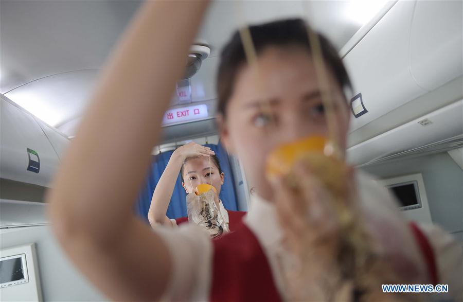 Estudantes universitárias do segundo ano praticam para se tornarem aeromo?as profissionais