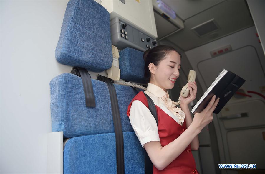 Estudantes universitárias do segundo ano praticam para se tornarem aeromo?as profissionais