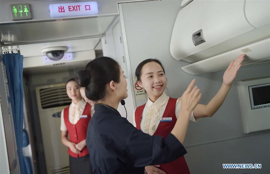 Estudantes universitárias do segundo ano praticam para se tornarem aeromo?as profissionais