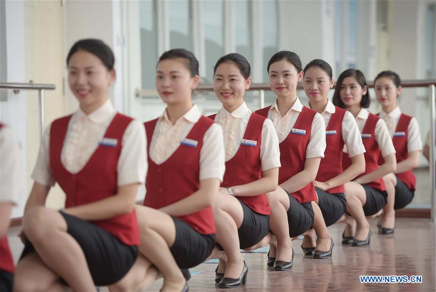 Estudantes universitárias do segundo ano praticam para se tornarem aeromo?as profissionais