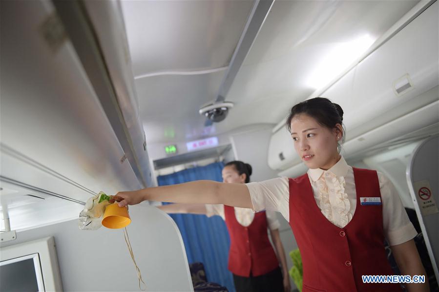 Estudantes universitárias do segundo ano praticam para se tornarem aeromo?as profissionais