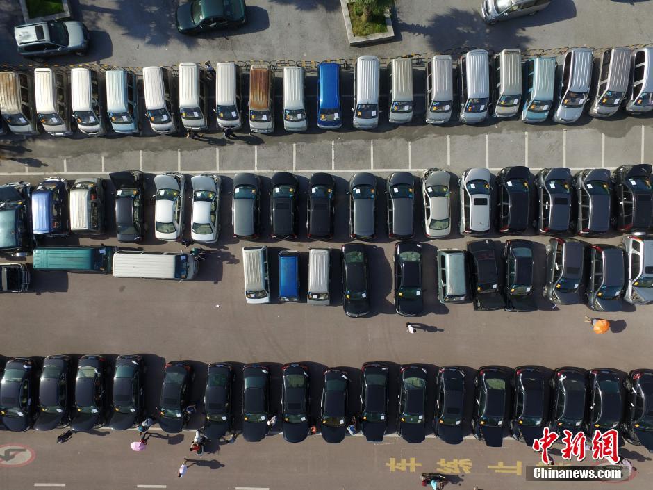 Guangxi realiza exposi??o de carros oficiais em leil?o