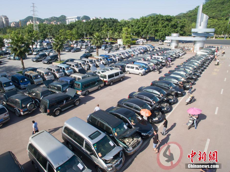 Guangxi realiza exposi??o de carros oficiais em leil?o