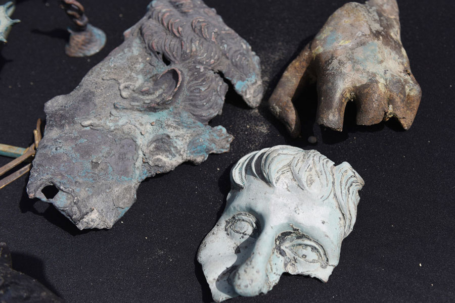 Mergulhadores encontram artefactos romanos em navio naufragado de 1600 anos na costa de Israel