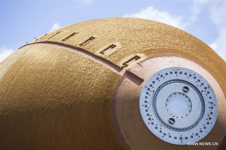 Tanque de combustível espacial é transportado para o Centro de Ciências da Califórnia