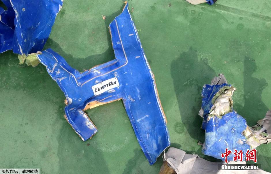 Egito envia submarino para procurar caixa preta do avi?o desaparecido