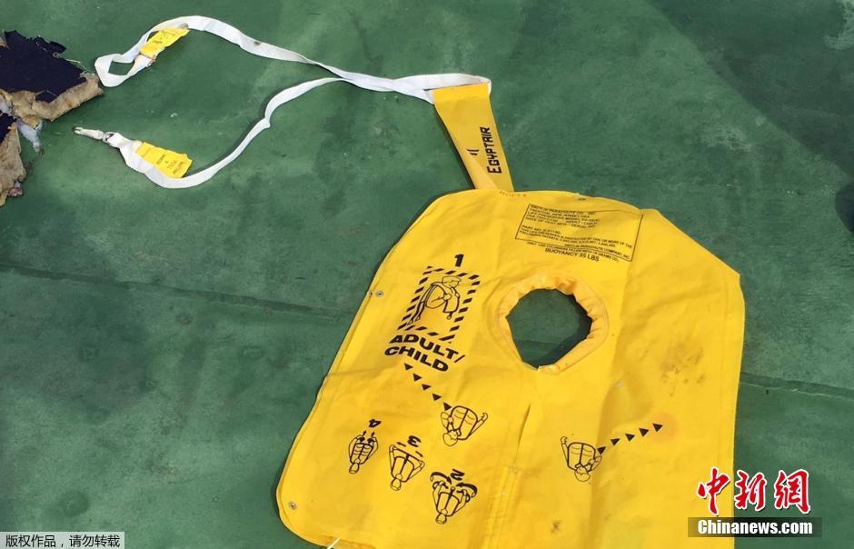 Egito envia submarino para procurar caixa preta do avi?o desaparecido