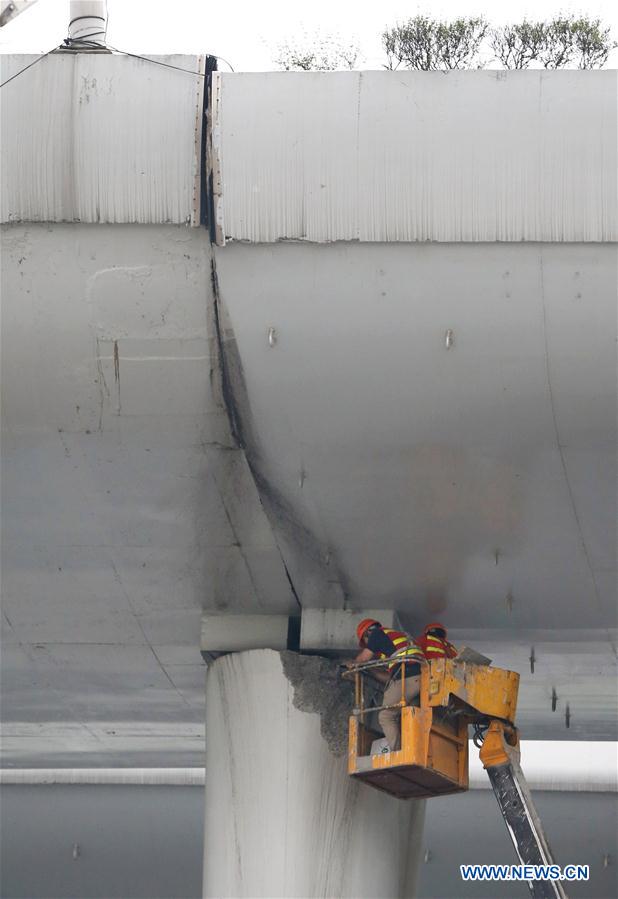 Caminh?o com carga acima do peso tomba em viaduto de Shanghai
