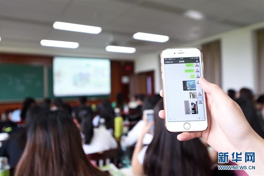 Professor usa o WeChat para marcar a presen?a dos alunos na universidade