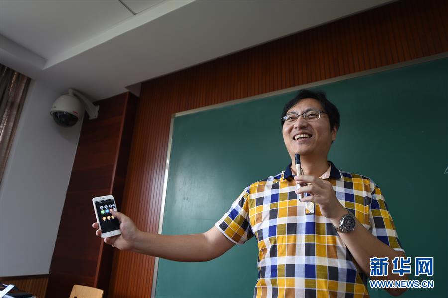 Professor usa o WeChat para marcar a presen?a dos alunos na universidade