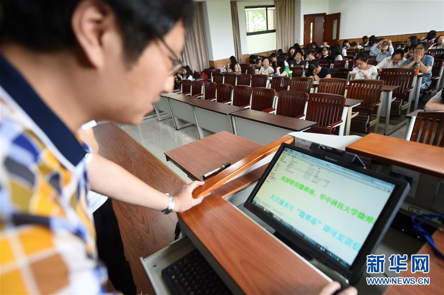 Professor usa o WeChat para marcar a presen?a dos alunos na universidade