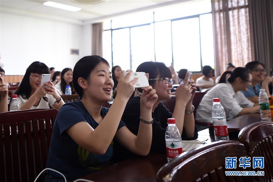 Professor usa o WeChat para marcar a presen?a dos alunos na universidade