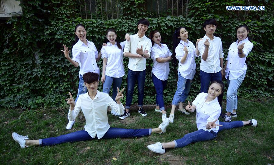 Graduados posam para fotos de gradua??o