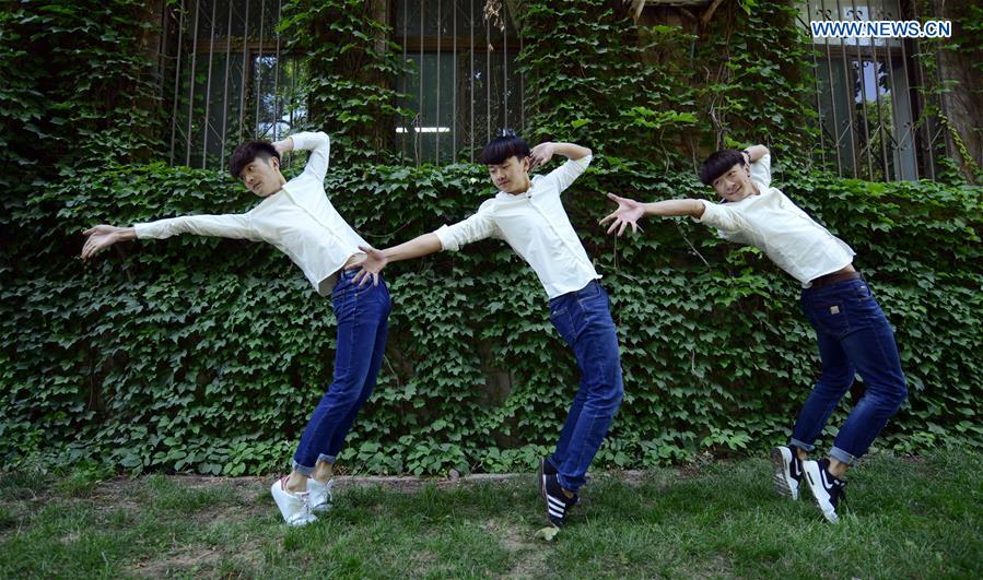 Graduados posam para fotos de gradua??o