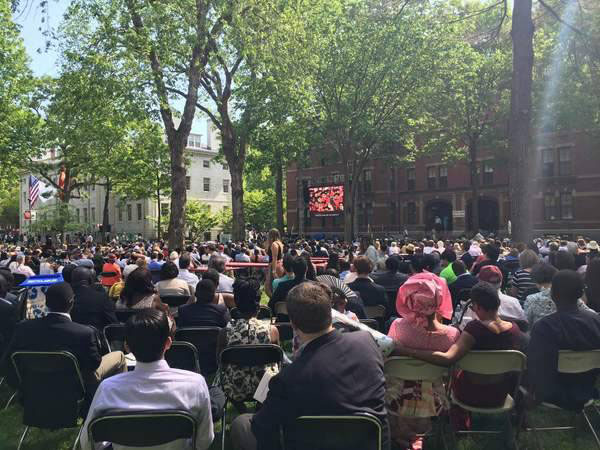 Universidade de Harvard tem aluno chinês discursando na gradua??o pela primeira vez