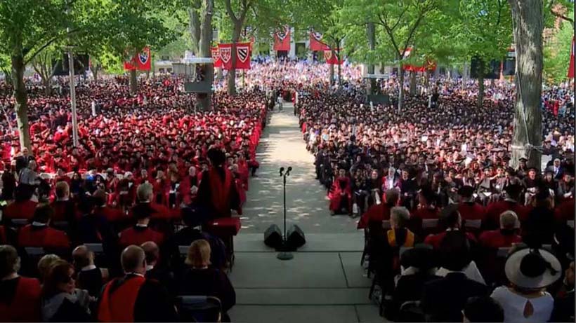 Universidade de Harvard tem aluno chinês discursando na gradua??o pela primeira vez