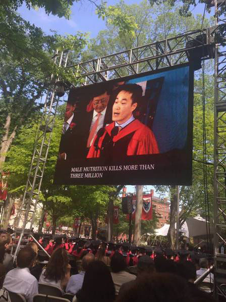 Universidade de Harvard tem aluno chinês discursando na gradua??o pela primeira vez