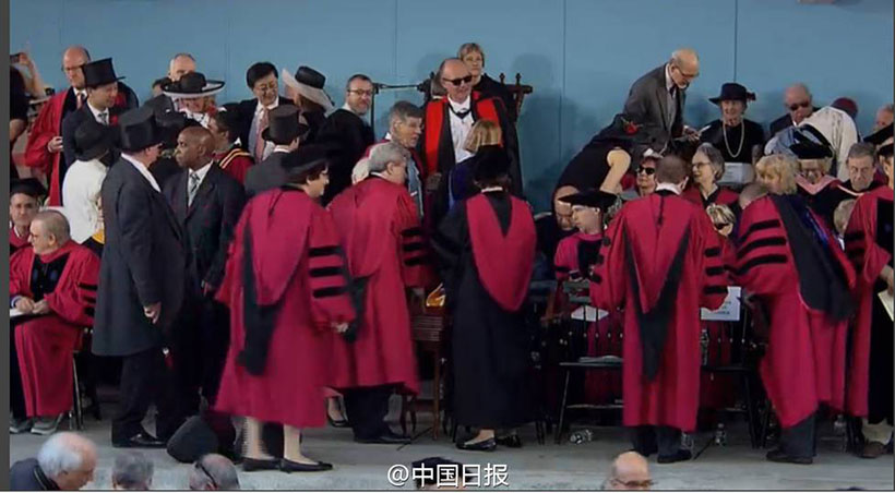 Universidade de Harvard tem aluno chinês discursando na gradua??o pela primeira vez