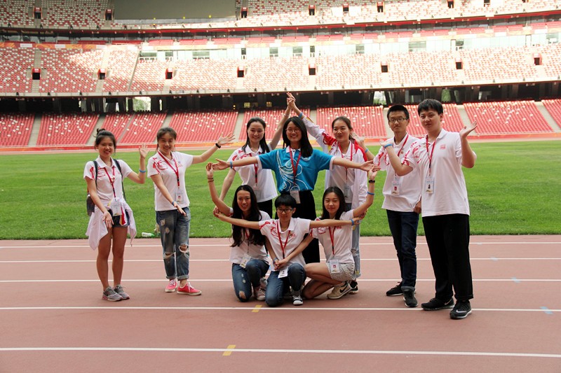 Voluntários realizam atividades para receber a chegada dos Jogos Olímpicos do Rio