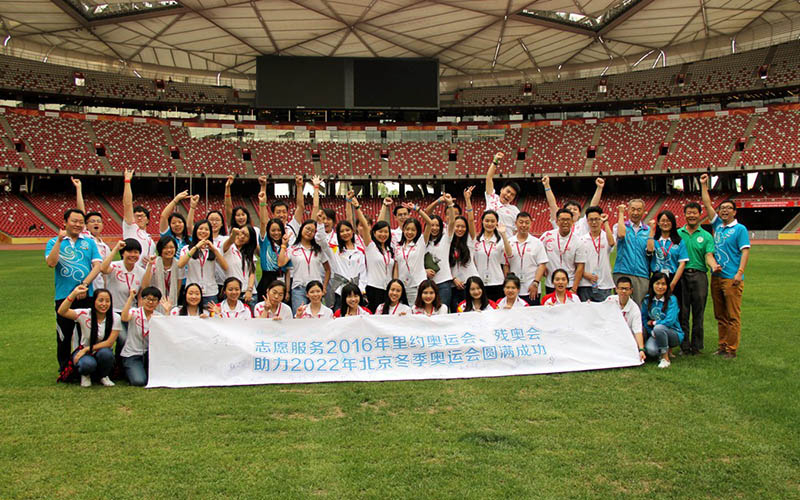 Voluntários realizam atividades para receber a chegada dos Jogos Olímpicos do Rio