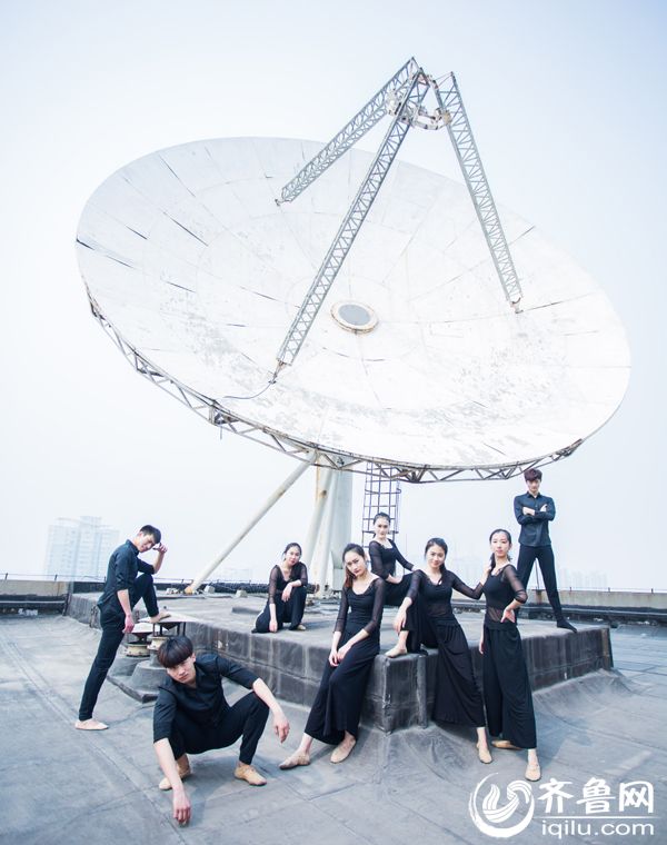 Bailarinos voadores: graduandos posam para fotos de gradua??o