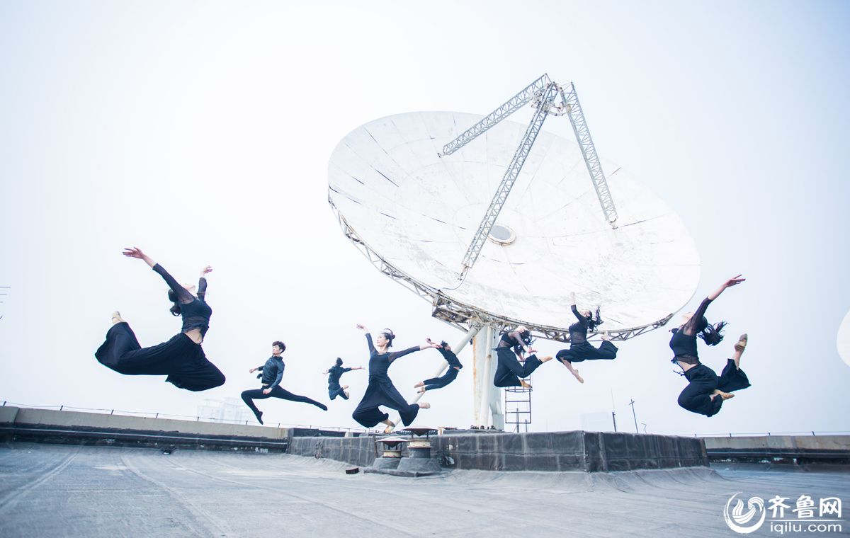 Bailarinos voadores: graduandos posam para fotos de gradua??o