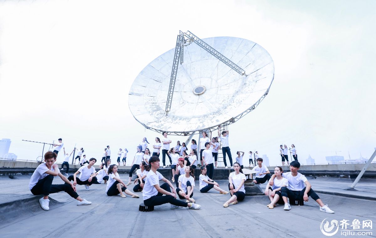 Bailarinos voadores: graduandos posam para fotos de gradua??o