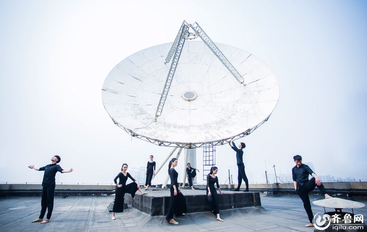 Bailarinos voadores: graduandos posam para fotos de gradua??o