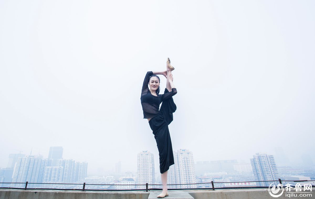 Bailarinos voadores: graduandos posam para fotos de gradua??o