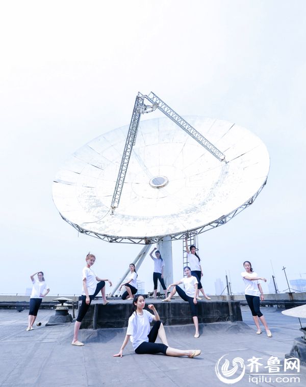 Bailarinos voadores: graduandos posam para fotos de gradua??o