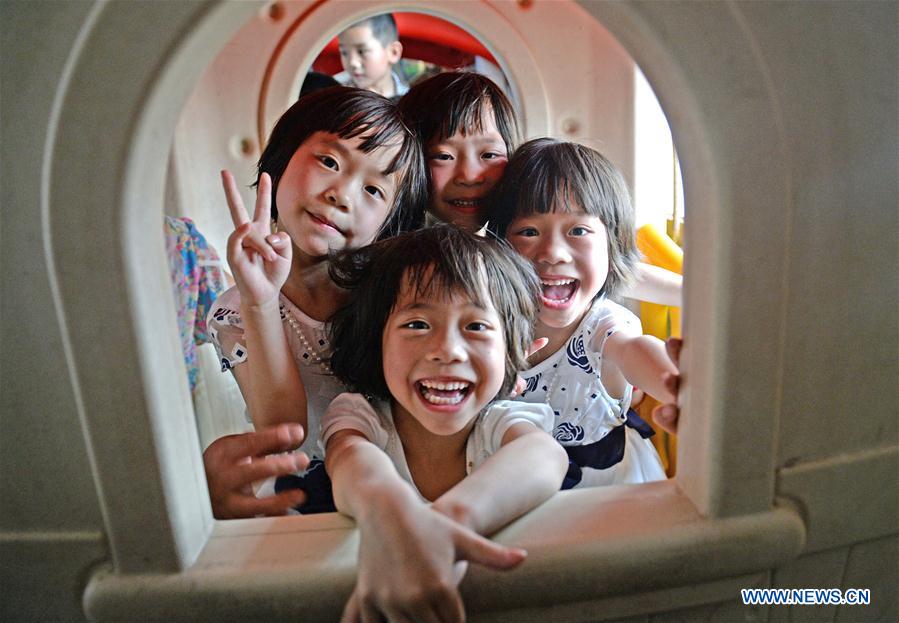 Meninas quádruplas celebram o Dia das Crian?as em Jiangxi
