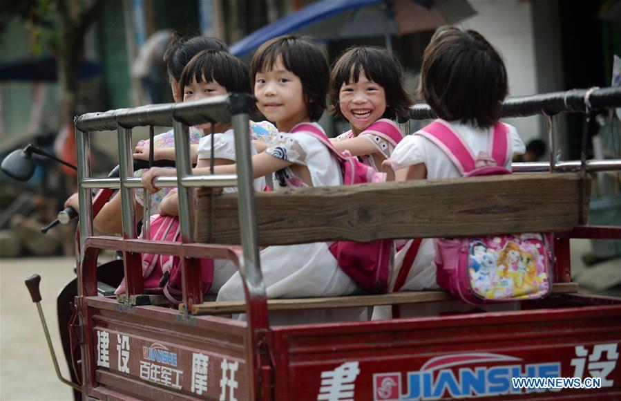 Meninas quádruplas celebram o Dia das Crian?as em Jiangxi
