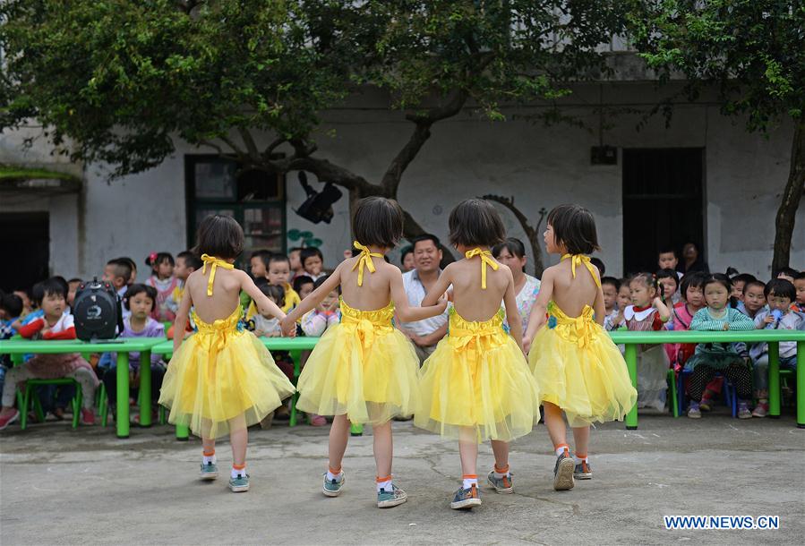 Meninas quádruplas celebram o Dia das Crian?as em Jiangxi