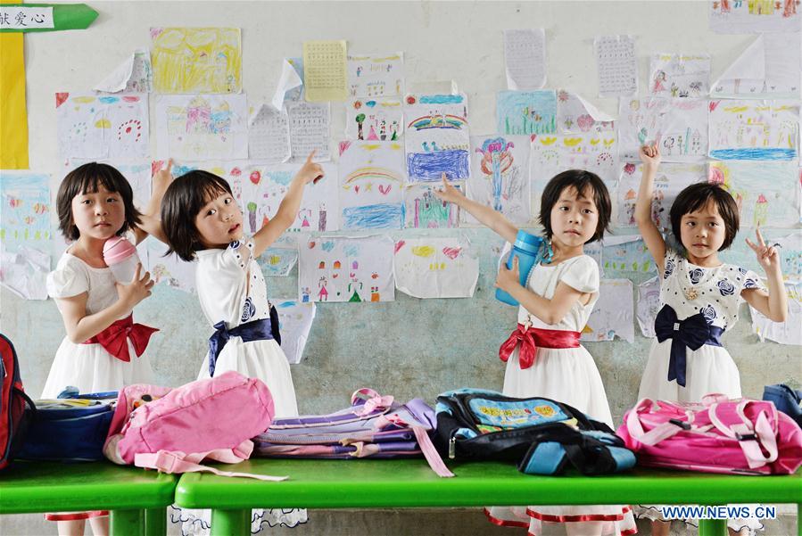 Meninas quádruplas celebram o Dia das Crian?as em Jiangxi