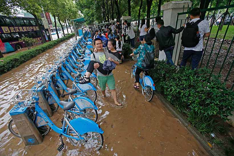 Chuva torrencial atinge cidade no centro da China