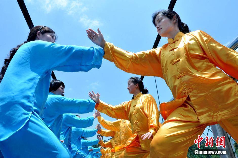 Grupo de entusiastas de Tai Chi ocupa ponte em Jiangxi